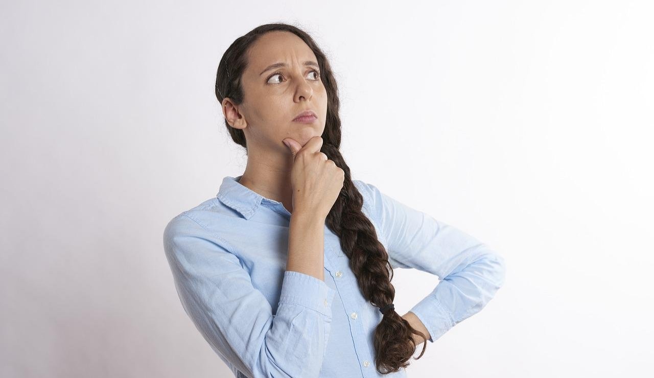 疑問に思っている女性の画像